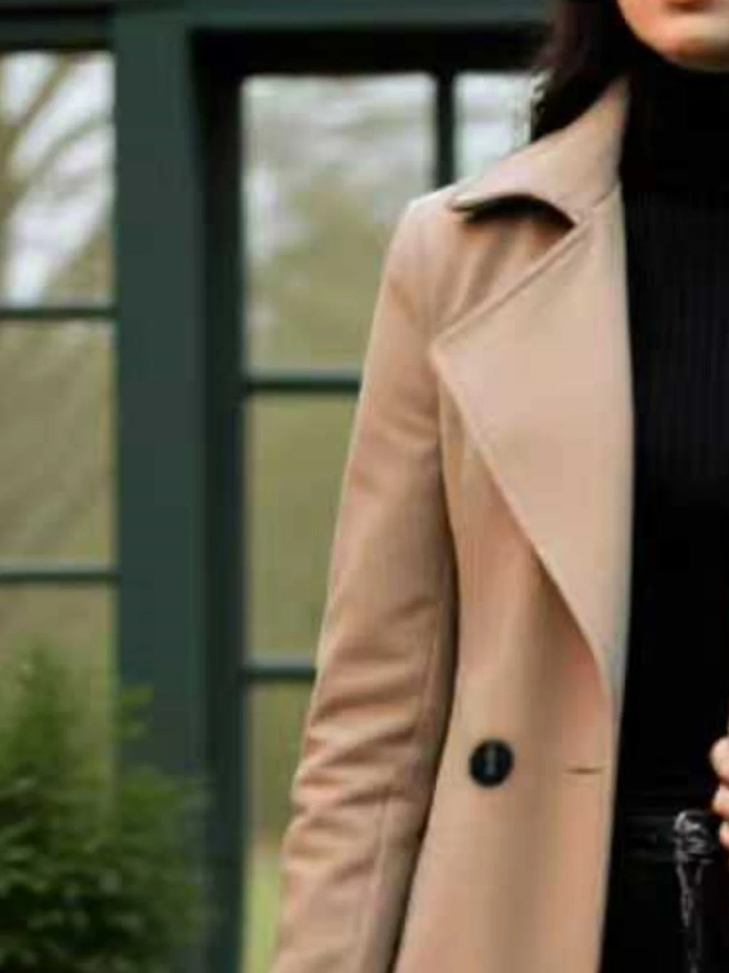 Trench coat de lã feminino com abotoamento duplo e tecido encorpado — peça de moda para outono/inverno que transmite elegância e suavidade.