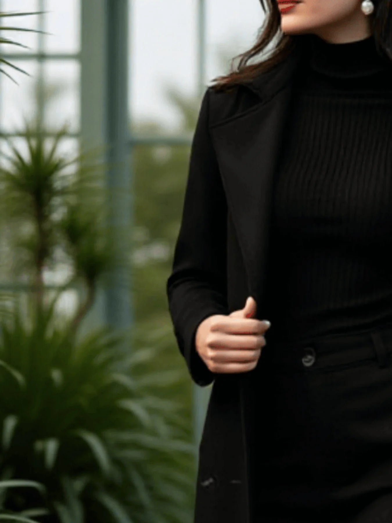 Trench coat de lã feminino com abotoamento duplo e tecido encorpado — peça de moda para outono/inverno que transmite elegância e suavidade.