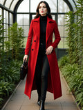 Trench coat de lã feminino com abotoamento duplo e tecido encorpado — peça de moda para outono/inverno que transmite elegância e suavidade.